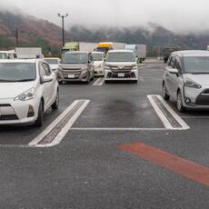 ¿Puede un establecimiento ser responsable de un accidente en su estacionamiento causado por una visibilidad deficiente?